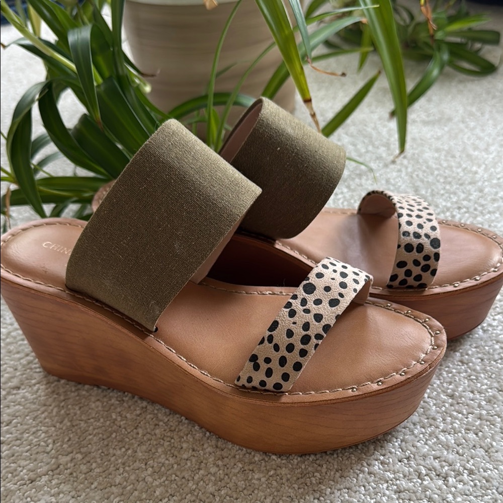 Chinese Laundry Green and Tan Wedge Sandals with Platform Design